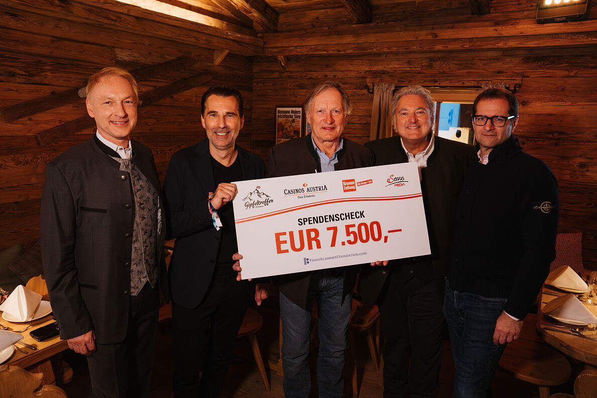 Die Übergabe des Spendenschecks an Franz Klammer