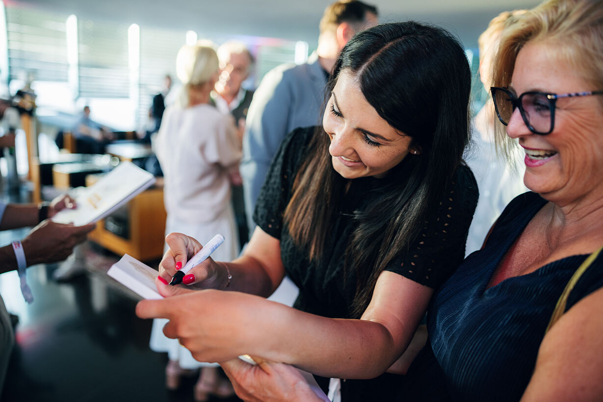 Unterschriften von Stephanie Venier auf dem neuen Magazin waren heiß begehrt