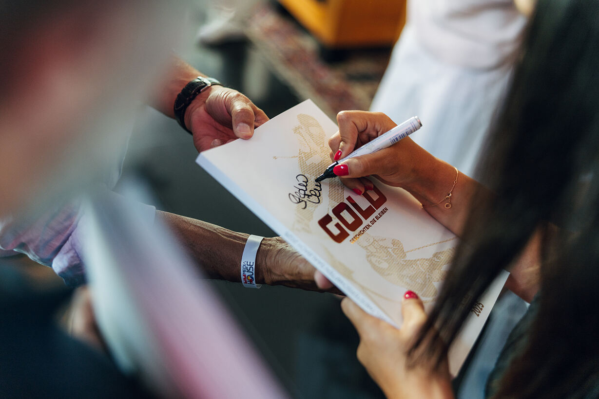 Unterschriften von Stephanie Venier auf dem neuen Magazin waren heiß begehrt