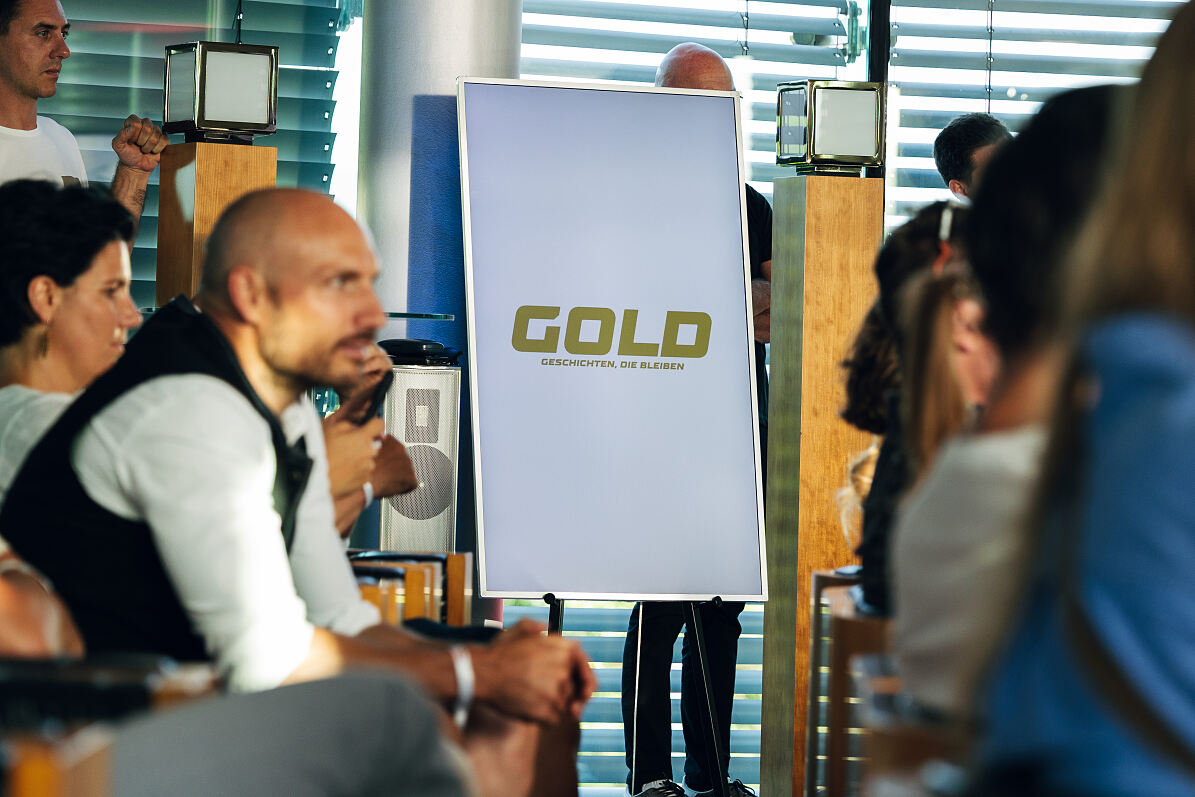 Gespanntes Lauschen der Magazinpräsentation