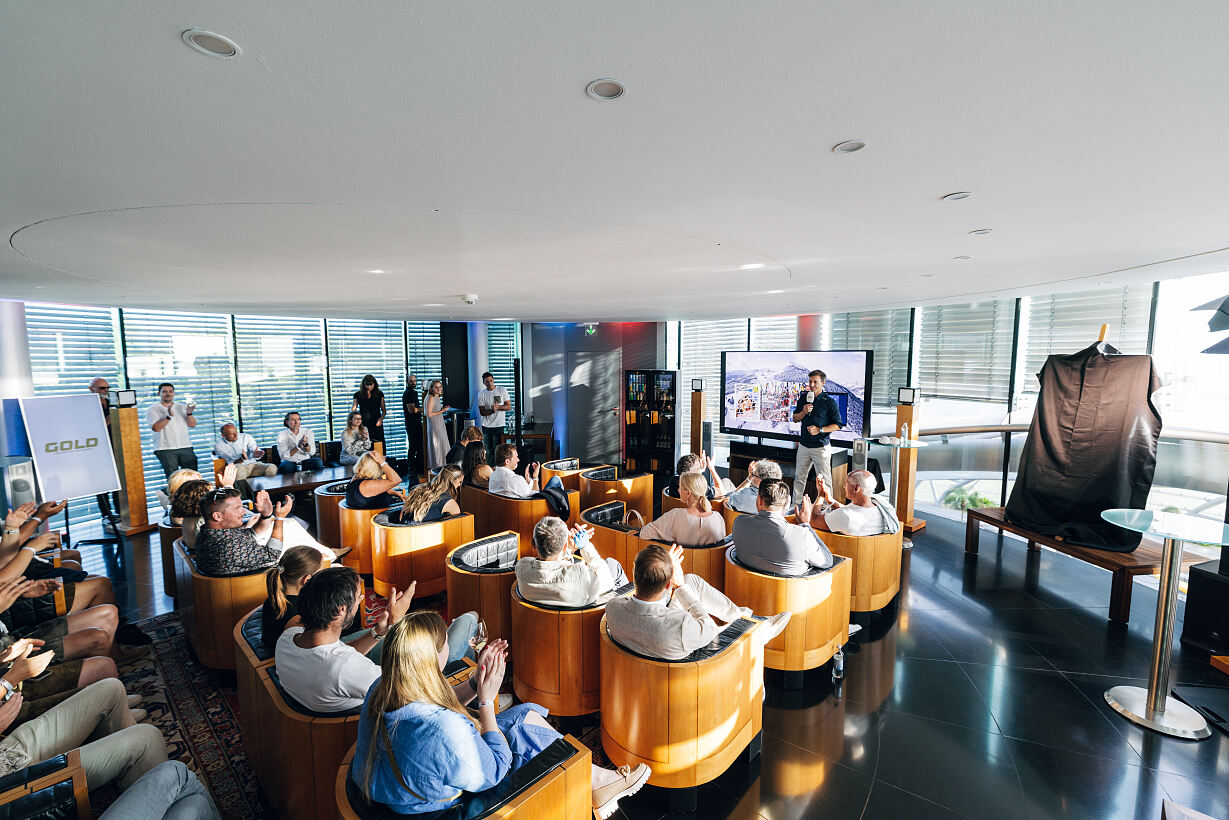 Zahlreiche Gäste fanden sich im wiedereröffneten Red Bull Hangar-7 ein