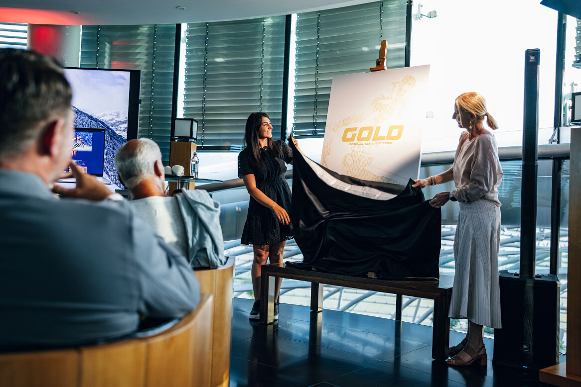 ÖSV-Präsidentin Roswitha Stadlober und Super-G-Weltmeisterin Stephanie Venier enthüllen das Cover