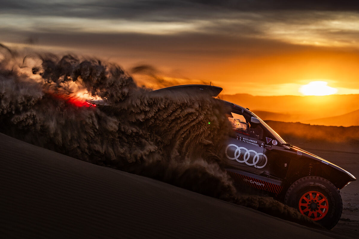 Audi E-Tron springt über Sanddünen