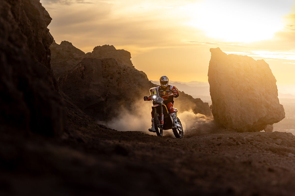 Toby Price rast durch Sanddünen