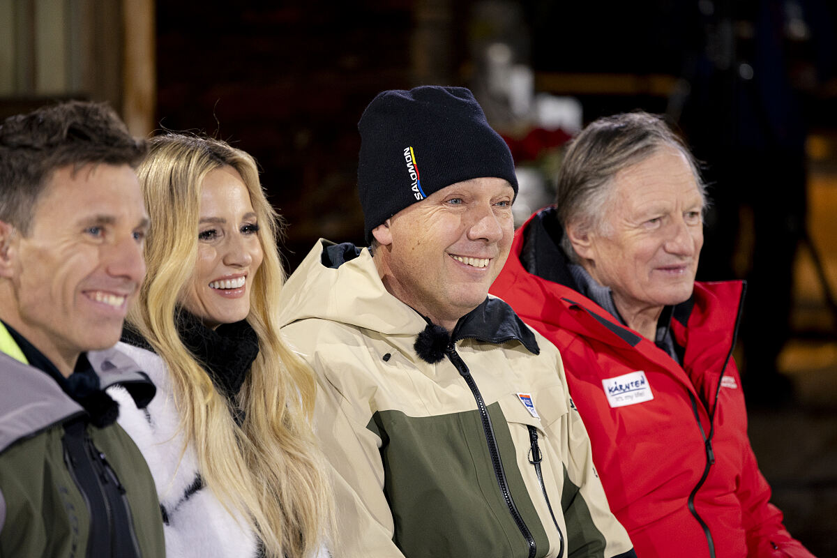 ServusTV-Moderator Christian Brugger, Sängerin Melissa Naschenweng und die Ski-Legenden Fritz Strobl und Franz Klammer am 20. Jänner 2025 bei der Sport und Talk Spezialausgabe aus Kitzbühel