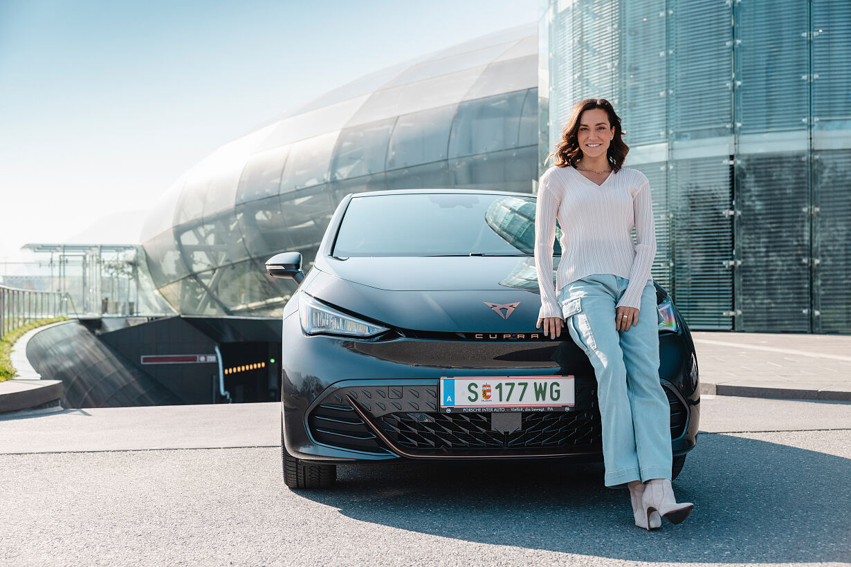 CUPRA Markenbotschafterin Andrea Schlager ist auch 2024 wieder das Gesicht der Kampagne.