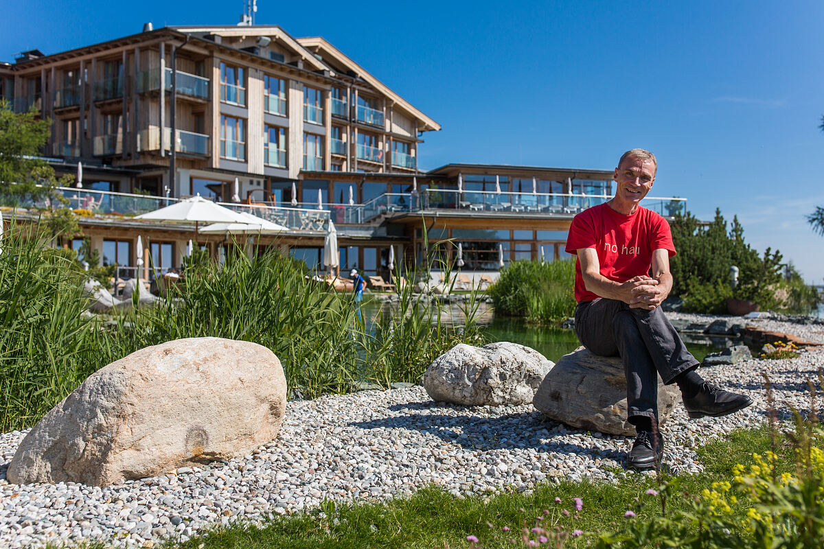 Porträt von Hotelinhaber Erwin Berger an seinem Hotel Mountain Resort Feuerberg
