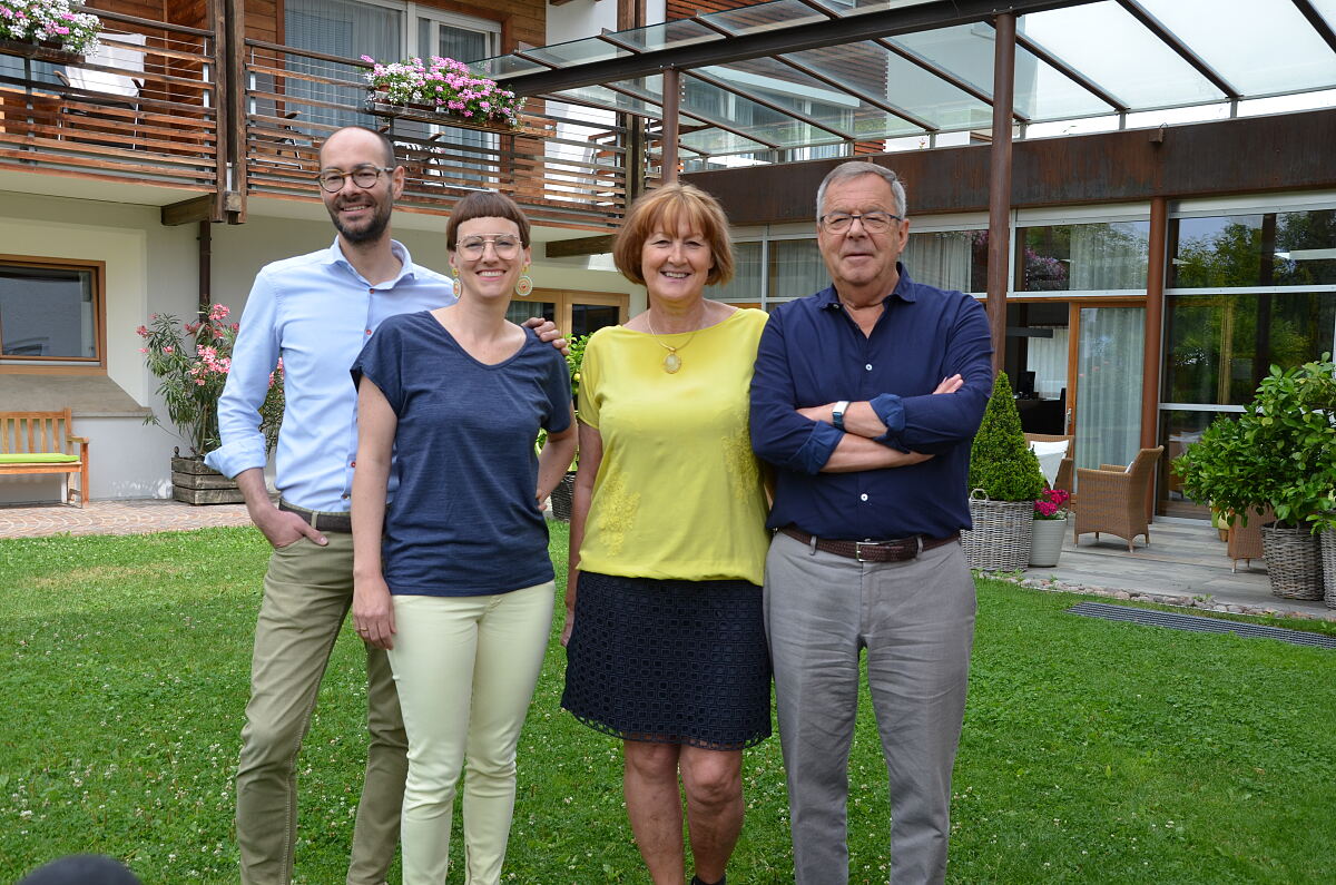 Hotelinhaber Familie Kompatscher bei einem Gruppenphoto vor ihrem Hotel Heubad