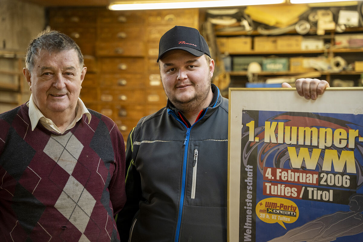Friedrich Gaber und Matthias Putzer posieren für ein Foto in der Klumperwerkstatt