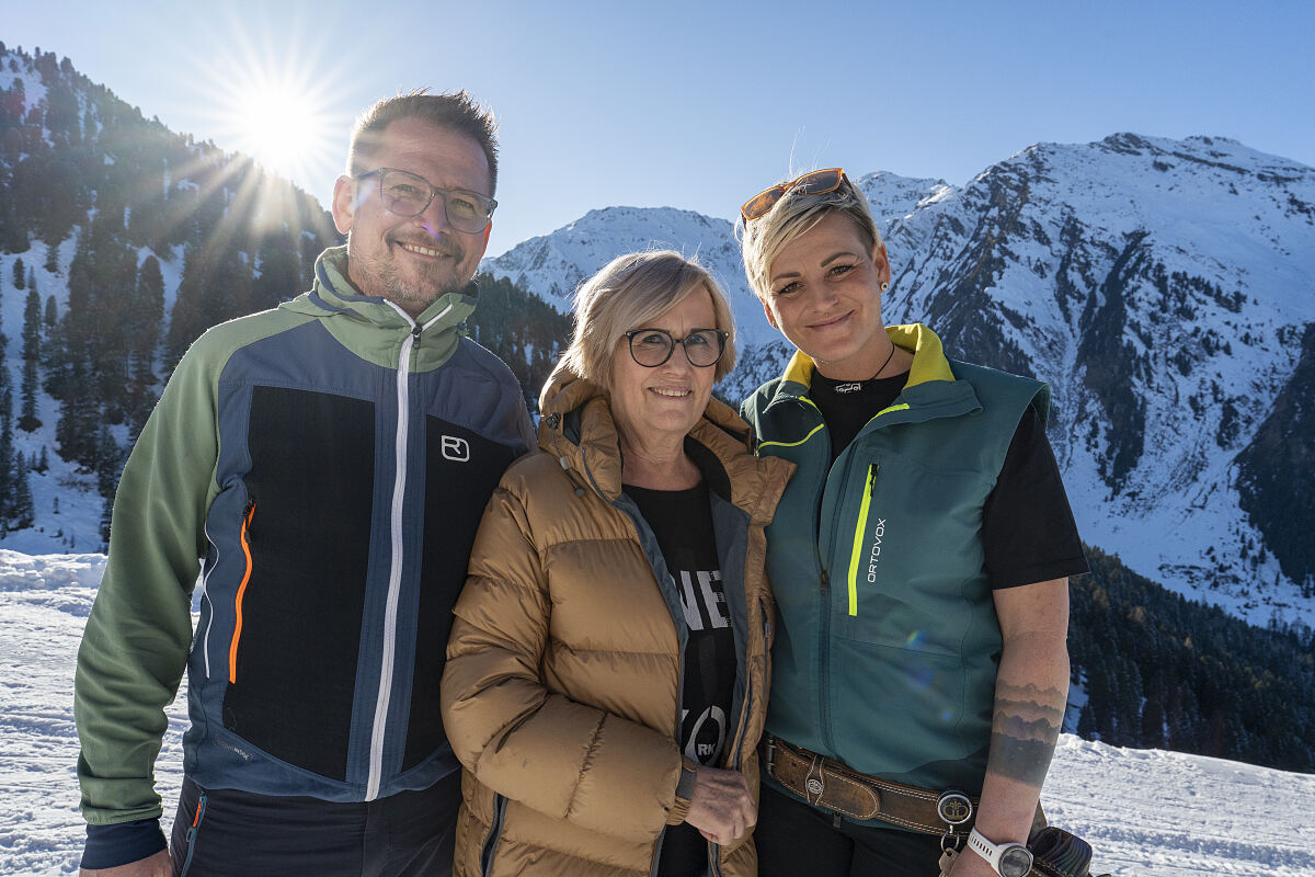 Michael und Maria Reitmeier posieren für ein Foto mit Mutter auf der Weidener Hütte