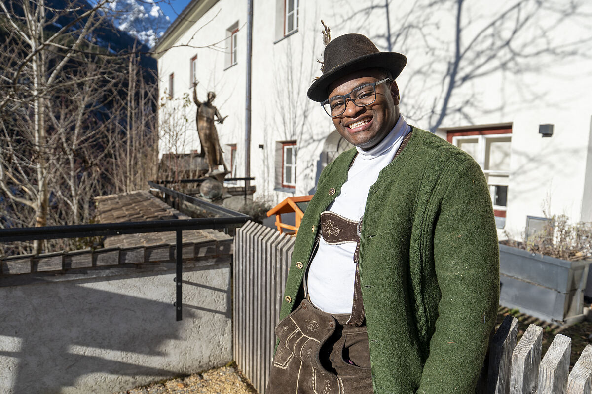 Justus Mwalemba posiert für ein Foto in Tiroler Tracht
