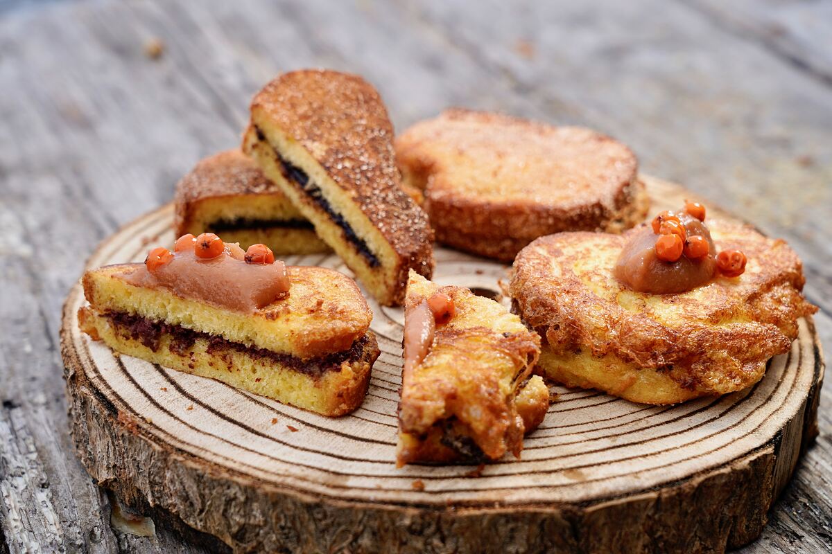 Zweierlei Pofesen über Holzfeuer gebacken: vorne gefüllt mit Blutwurst, dazu Quitte und Vogelbeere. Ein Rezept von Stefan Lastin. Hinten klassisch gefüllt mit Powidl, zubereitet von Paula Bründl. Aufgenommen im Rahmen von Dreharbeiten zu ServusTV´s Paula kocht in Gamskogelhütte, Katschberghöhe, Kärnten, Österreich am 05.02.2026. 