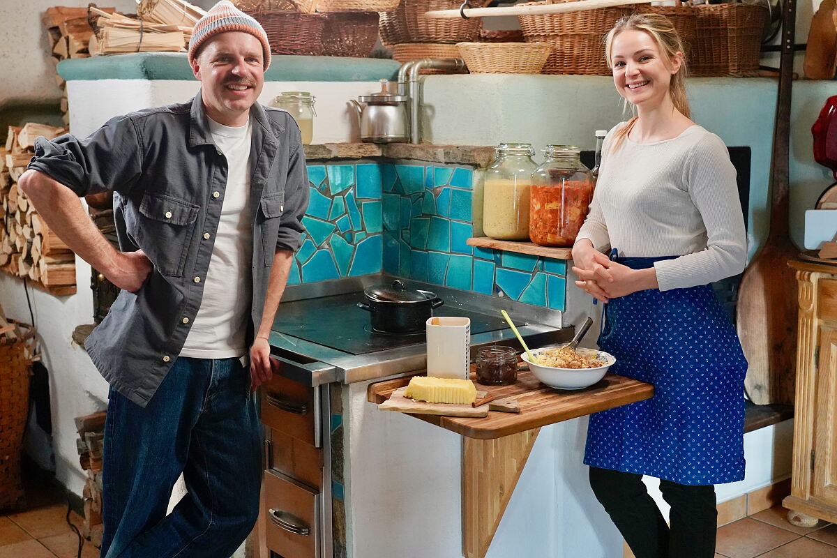 Produzent und Landwirt MIchael Kerschbaumer und die Pinzgauer Köchin Paula Bründl. Aufgenommen im Rahmen von ServusTVs Paula kocht am Polanig Hof bei Michael Kerschbaumer, Radenthein, Kärnten, Österreich am 09.03.2026. 