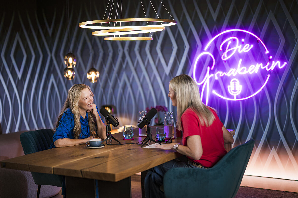 Monika Gruber und Nina Proll im Gespräch