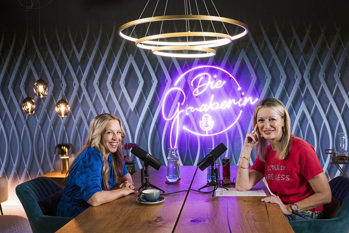 Monika Gruber und Nina Proll posieren für ein Foto