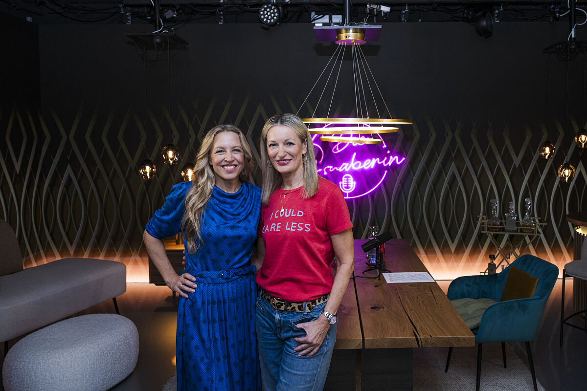 Monika Gruber und Nina Proll posieren für ein Foto