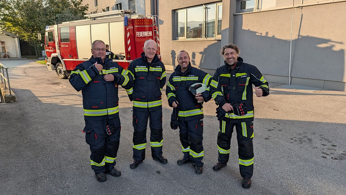 Pascal Kitzmüller, Karl Löwenherz und Feuerwehrmänner posieren für ein Foto nach der Löschübung