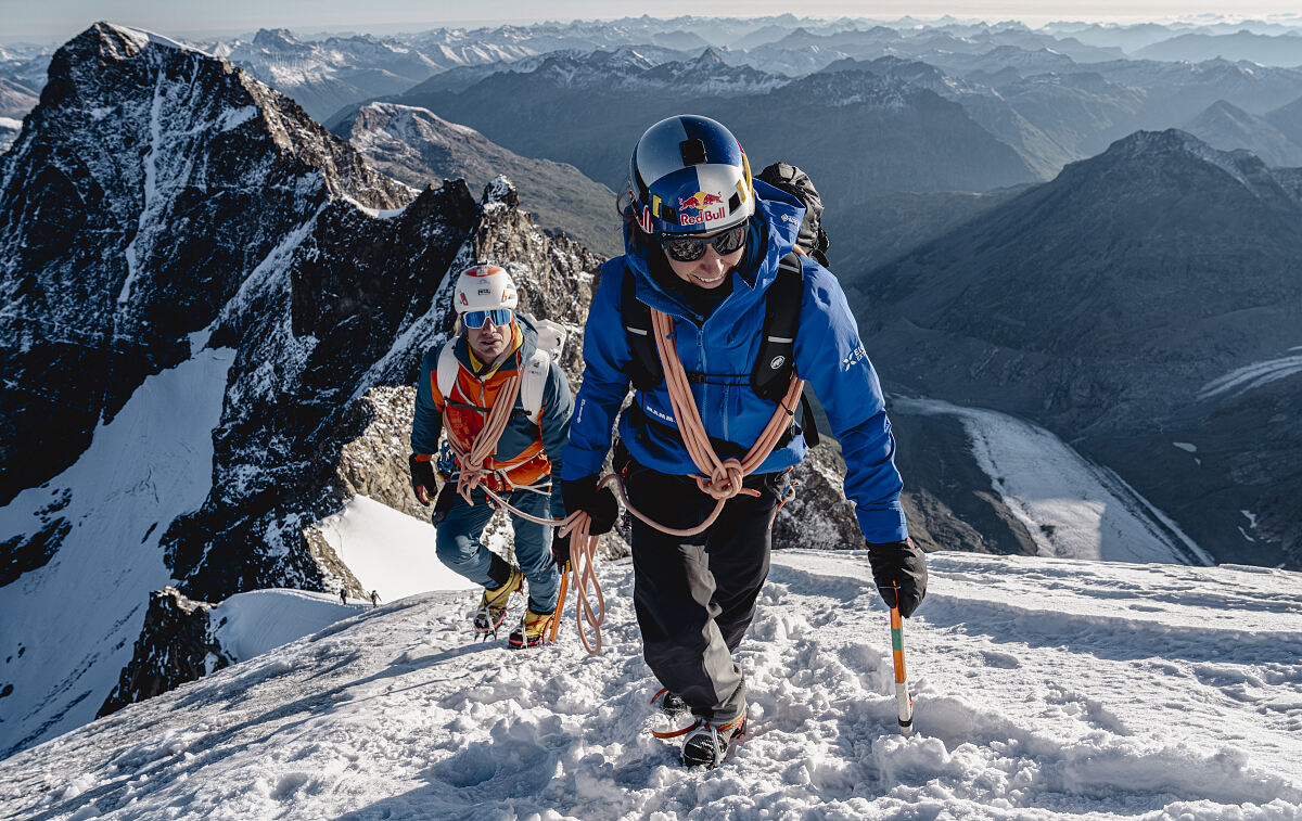 Der schweizer Alpinist Roger Schäli und die österreichische Freeride-Weltmeisterin Nadine Wallner begehen den Biancograt am Piz Bernina