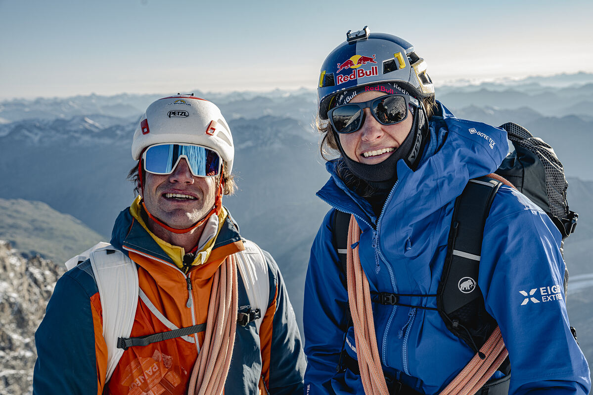 Der schweizer Alpinist Roger Schäli und die österreichische Freeride-Weltmeisterin Nadine Wallner begehen den Biancograt am Piz Bernina