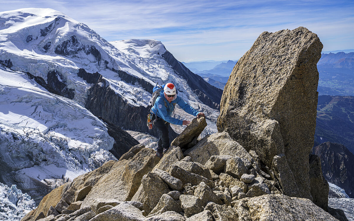 Der schottische Bergführer Sandy Allan am Aiguille du Midi klettert entlang der Arete à Laurence, einem Westgrat