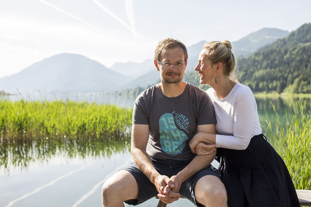 Corinna und Michael Knaller, Inhaber vom Biohotel Gralhof, bei einem gemeinsamen Foto