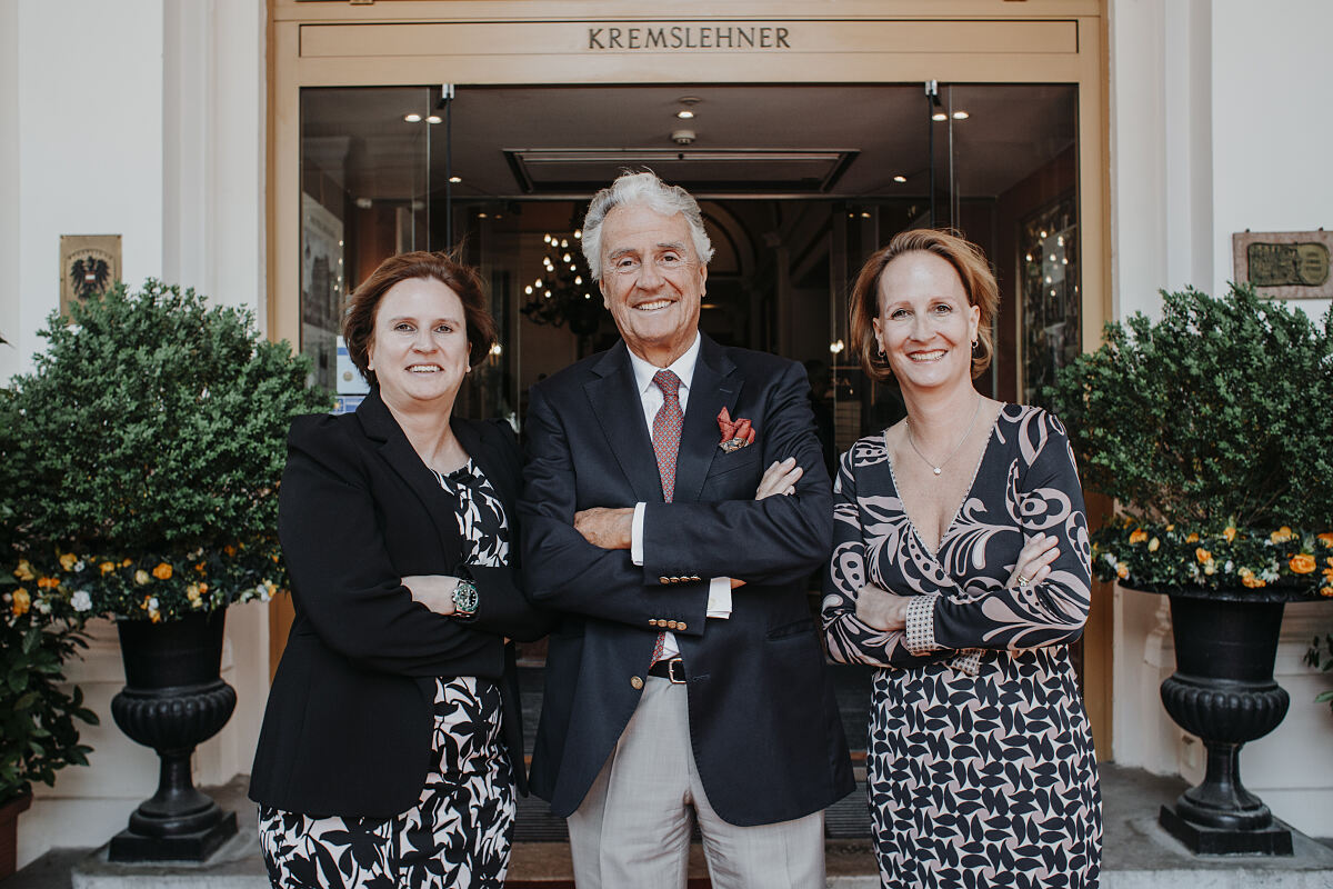 Familie Kremslehner, Besitzer vom Hotel Regina, vor dem Hotel
