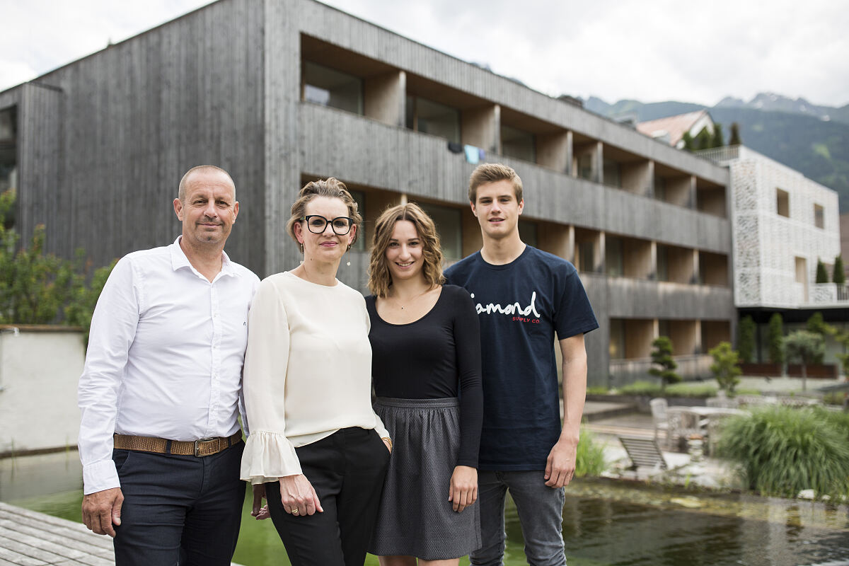 Bernd, Katharina, Victoria und Max Hradecky, die Gastgeberfamilie vom Hotel Hinteregger, vor ihrem Hotel