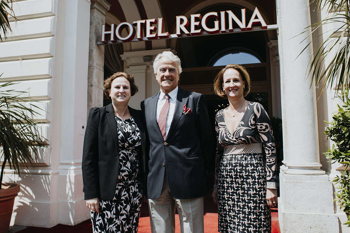 Familie Kremslehner, Besitzer vom Hotel Regina, vor dem Hotel