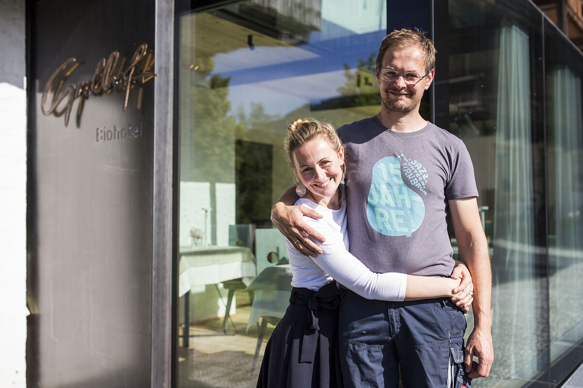 Corinna und Michael Knaller, Inhaber vom Biohotel Gralhof, bei einem gemeinsamen Foto
