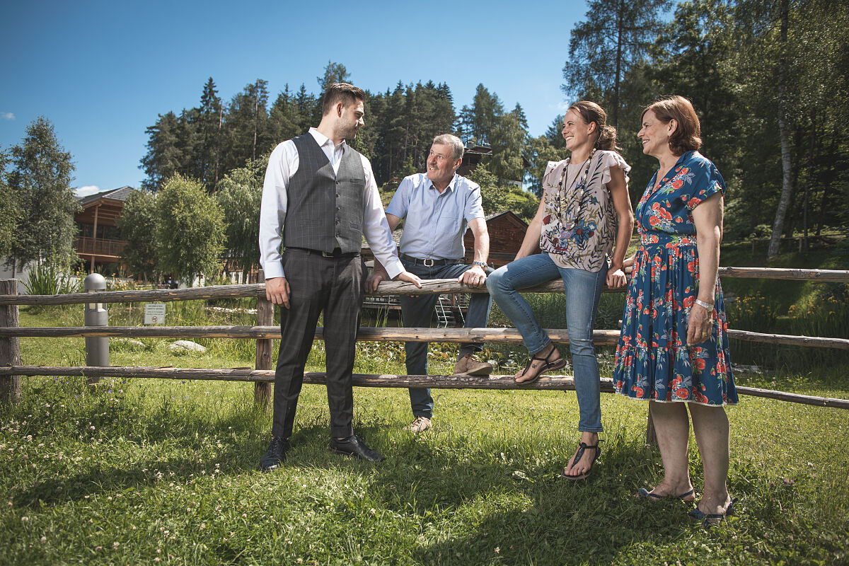 Gabriel, Johann, Magdalena und Veronika Tauber, die Familie Tauber, Inhaber vom Naturhotel Saalerwirt, bei einem Gruppenfoto
