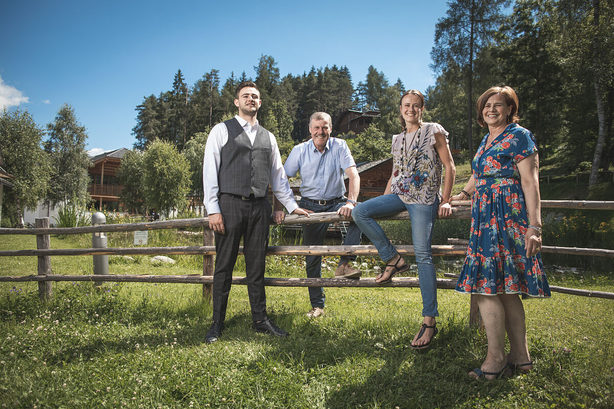 Gabriel, Johann, Magdalena und Veronika Tauber, die Familie Tauber, Inhaber vom Naturhotel Saalerwirt, bei einem Gruppenfoto