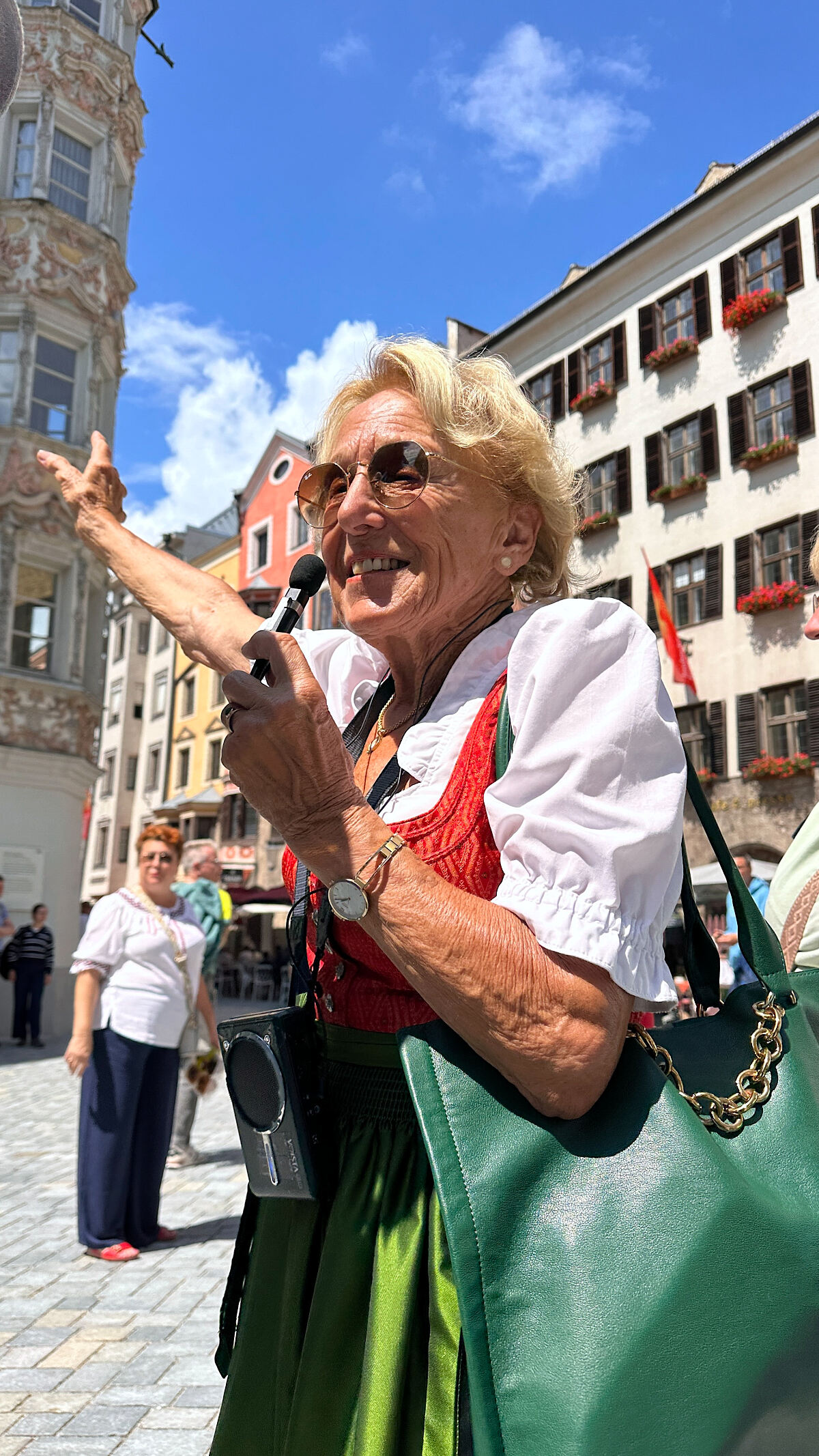 Elisabeth Grassmayr bei einer ihrer Stadtführungen in Innsbruck