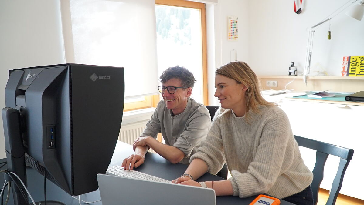 Maria Burtscher und Markus Fetz beim bearbeiten der Fotos
