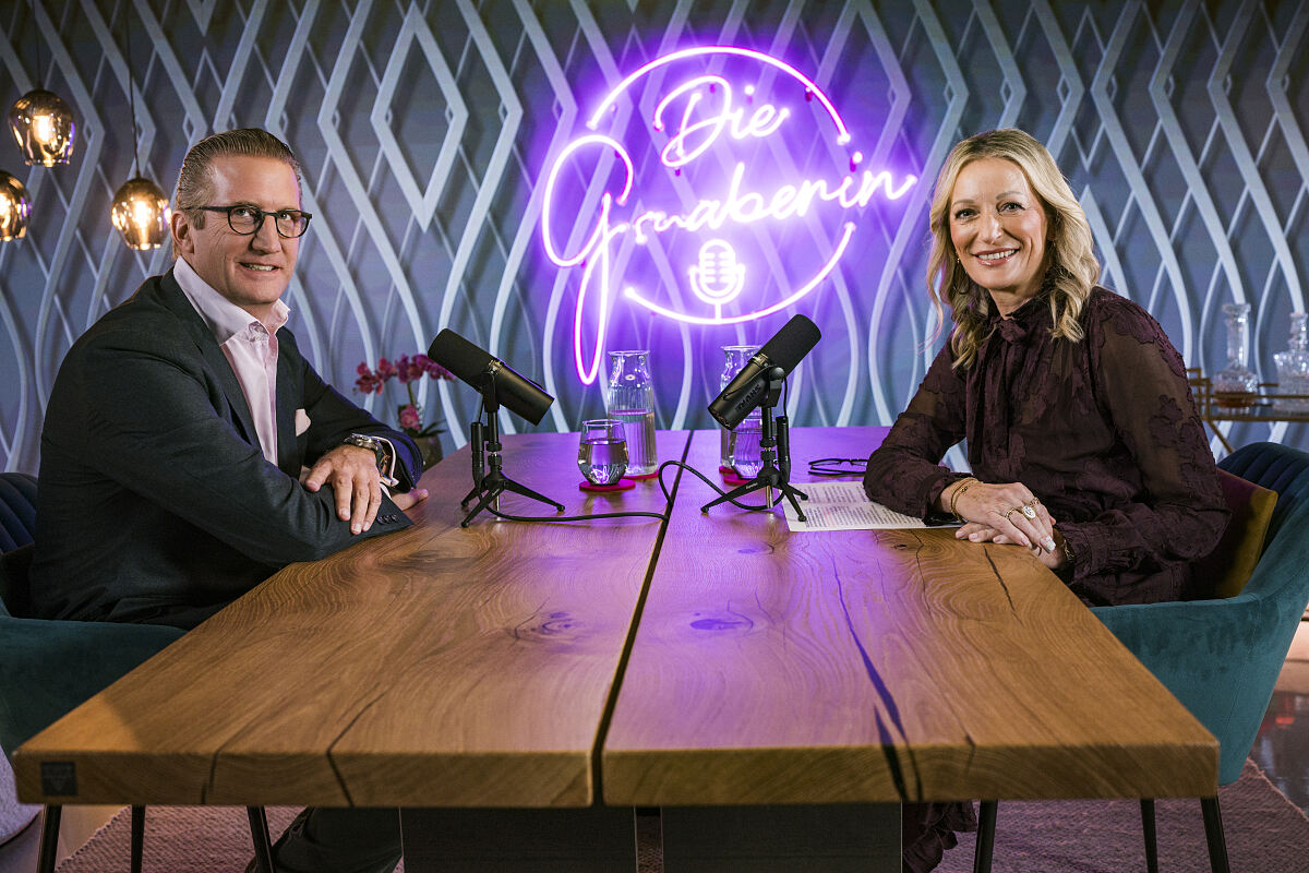 Monika Gruber und Stephan Zöchling posieren für ein Foto
