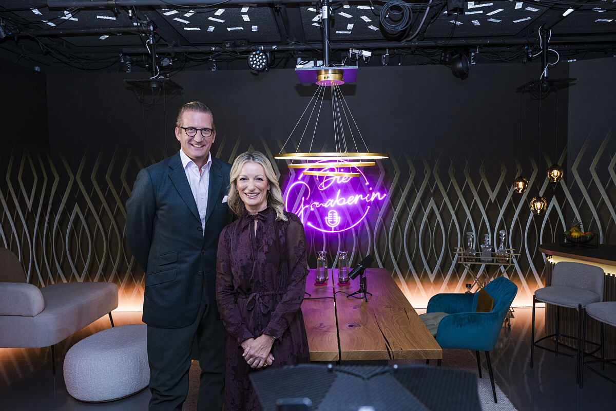 Monika Gruber und Stephan Zöchling posieren für ein Foto