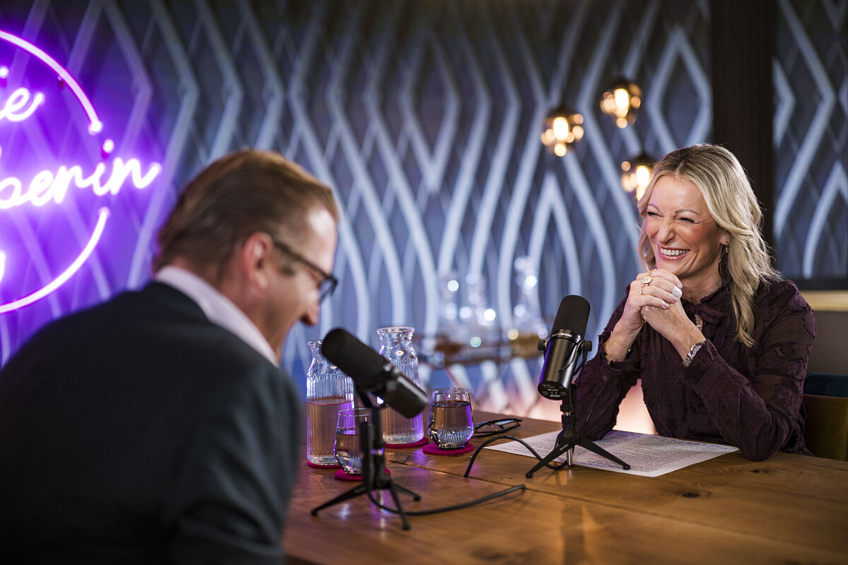 Monika Gruber und Stephan Zöchling im Gespräch