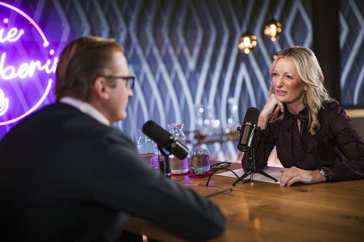 Monika Gruber und Stephan Zöchling im Gespräch