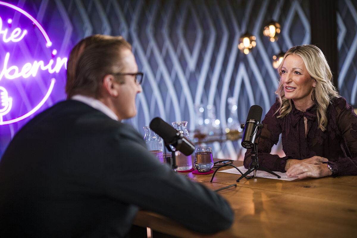 Monika Gruber und Stephan Zöchling im Gespräch