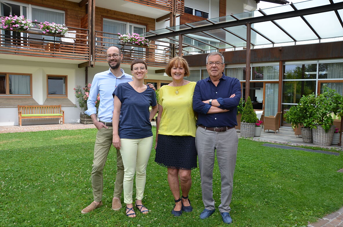 Hotelinhaber Familie Kompatscher bei einem Gruppenphoto vor ihrem Hotel Heubad