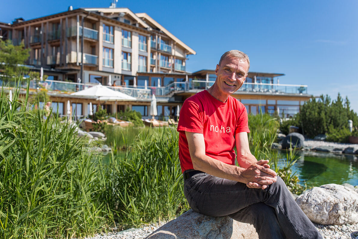Porträt von Hotelinhaber Erwin Berger an seinem Hotel Mountain Resort Feuerberg