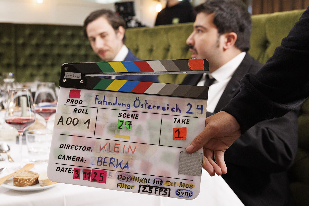 Die Klappe vor den Schauspielern Michael Hinterhauser und Reza Vaghef